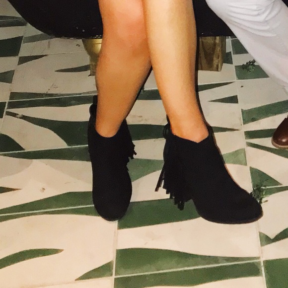 Qupid Shoes - black ankle bootie with fringes